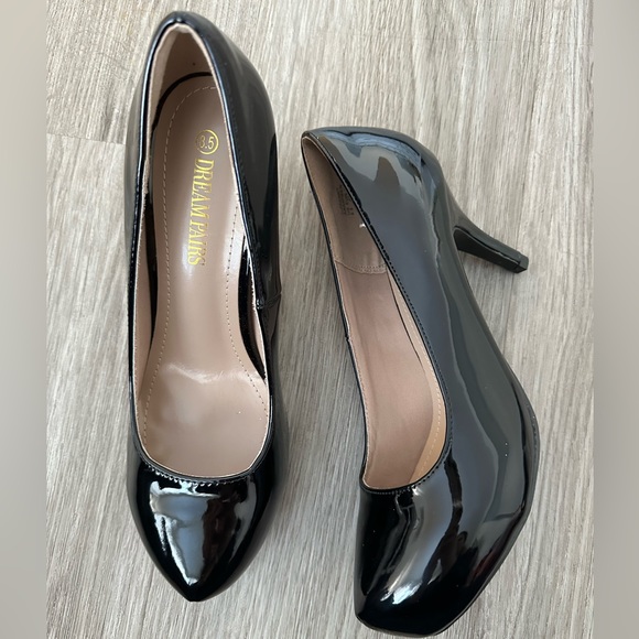 NEW Glossy Pumps - Picture 3 of 8